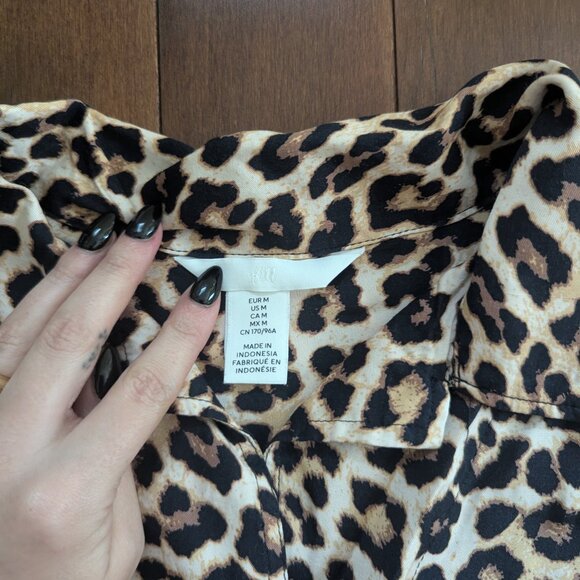 3/$20 FOREVER 21 LEOPARD PRINT BUTTON UP TOP - Picture 2 of 2